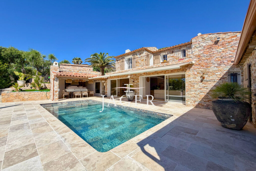 Villa entièrement rénovée avec vue mer panoramique !  – 5 pièces – 5 chambres – 240.00 m²