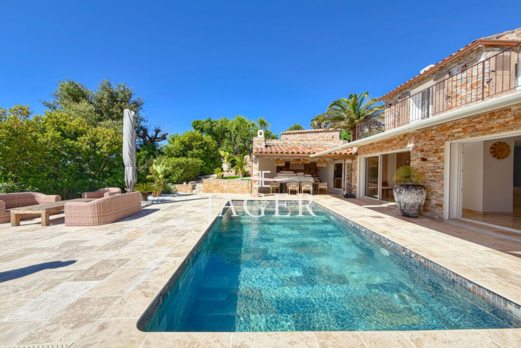 Villa entièrement rénovée avec vue mer panoramique !  – 5 pièces – 5 chambres – 240.00 m²