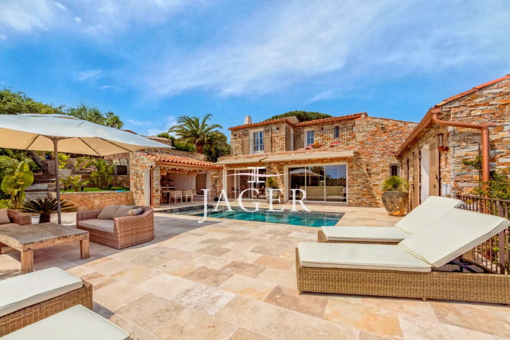 Villa entièrement rénovée avec vue mer panoramique !  – 5 pièces – 5 chambres – 240.00 m²