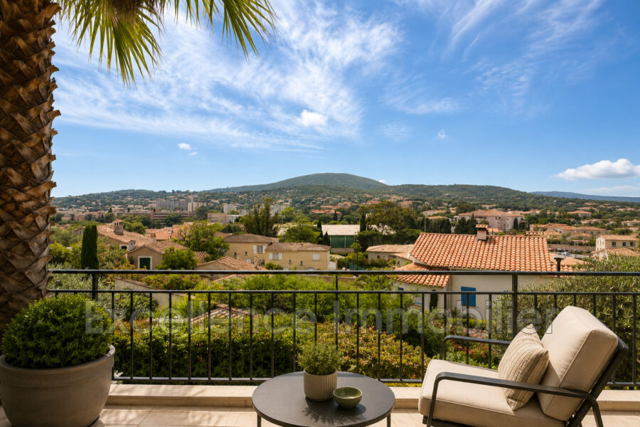 Appartement à vendre à Sainte-Maxime — Vue sur la ville — photo 1