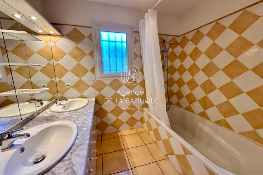 Maison à vendre à Saint-maximin-la-sainte-baume — Vue nature — photo 12