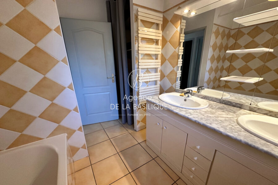 Maison à vendre à Saint-maximin-la-sainte-baume — Vue nature — photo 13