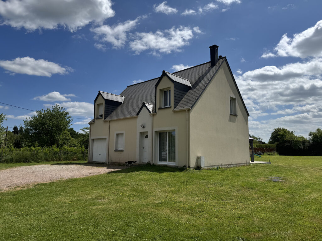 Proposée par Cazin Immobilier Située entre Vimoutiers et Gac – 6 pièces – 5 chambres – 109 m²
