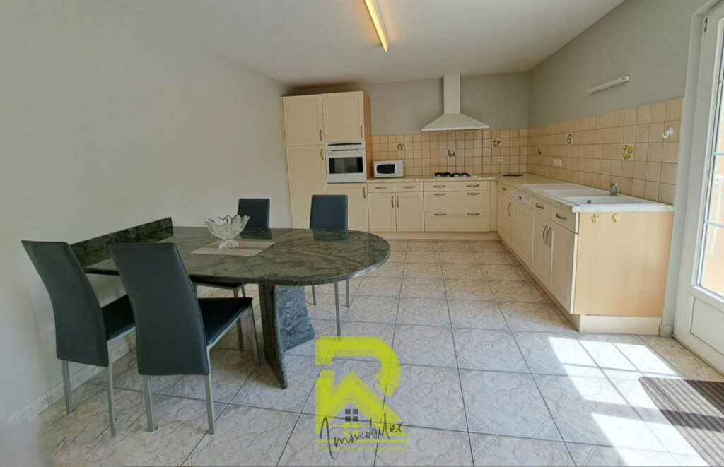 Charmante Maison + 4 appartements +1 terrain viabilisé à RIB – 14 pièces – 8 chambres – 350 m²