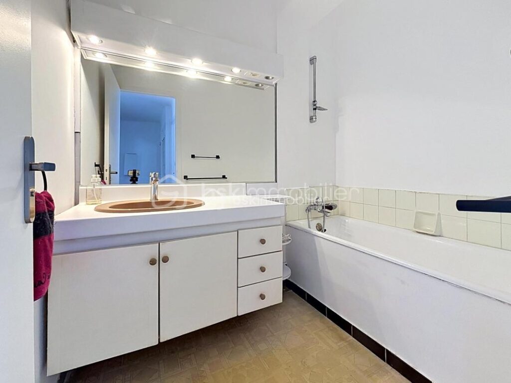 ANTIBES – T3 VUE MER – CAVE ET PARKING – 4 pièces – 2 chambres – 68 m²
