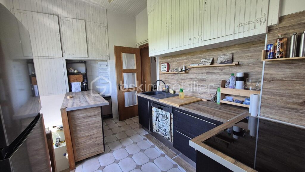 A VENDRE MAISON DE CARACTERE DE 278M² SUR TERRAIN DE 1562M² DONT UNE PARTIE CONSTRUCTIBLE A CERET – CENTRE VILLE – PROCHE DE TOUS LES COMMERCES ET DES ECOLES A PIED – AUCU VIS A VIS – PROCHE DU STADE – 11 pièces – 6 chambres – 278 m²