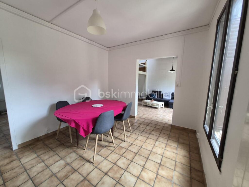 Belle maison de 113.75 m2 avec terrain, sous sol – 6 pièces – 4 chambres – 113 m²
