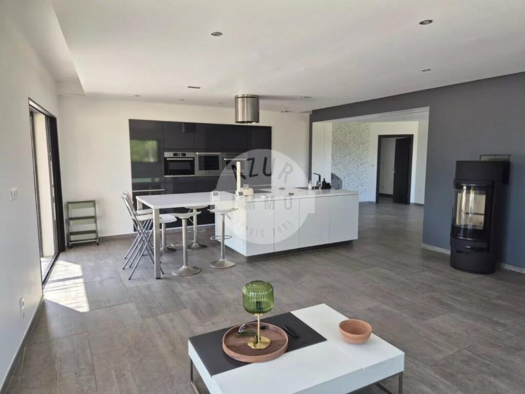 LOCATION – Villa Lascours 135m² sur 2200m² de terrain avec piscine et garage – 4 pièces – 3 chambres – 135 m²