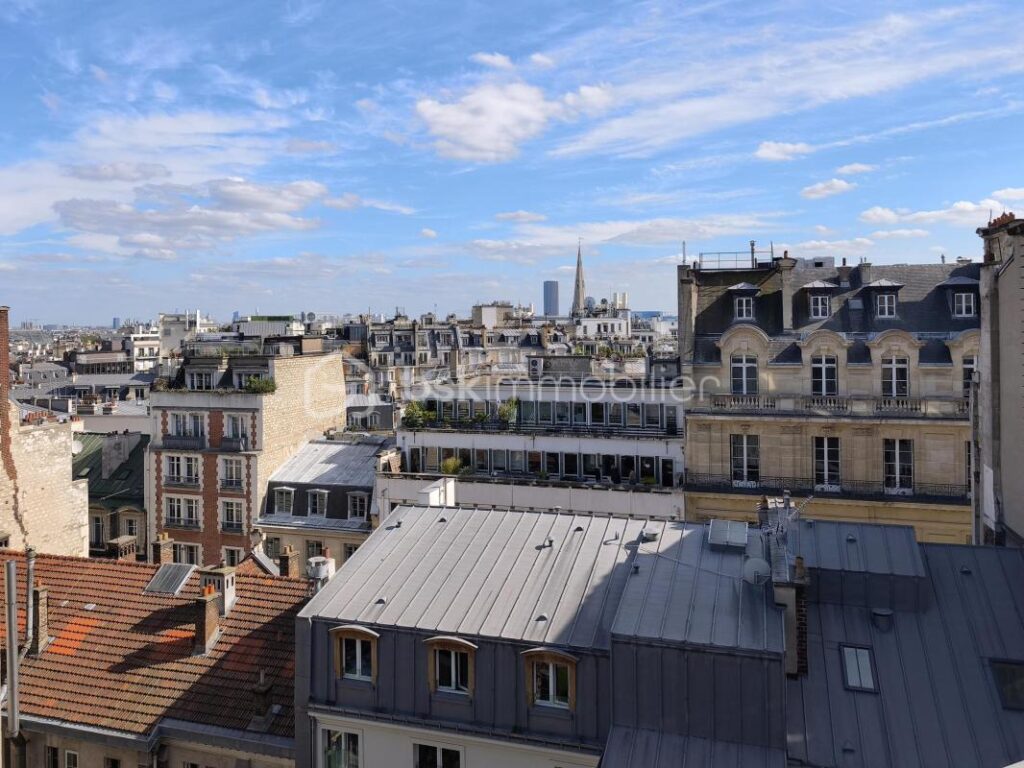 Chambre de service avec vue sur toits de Paris – PARIS 8 – 1 pièce – 1 chambre – 7 m²