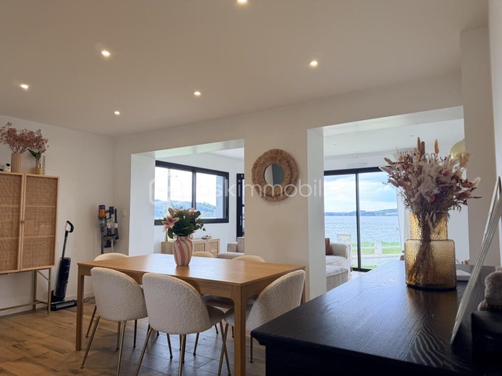 NOUVEAUTE COUP DE COEUR! Une opportunité rarissime : Votre refuge &lsquo;pieds dans l&rsquo;eau&rsquo; – 5 pièces – 2 chambres – 102 m²
