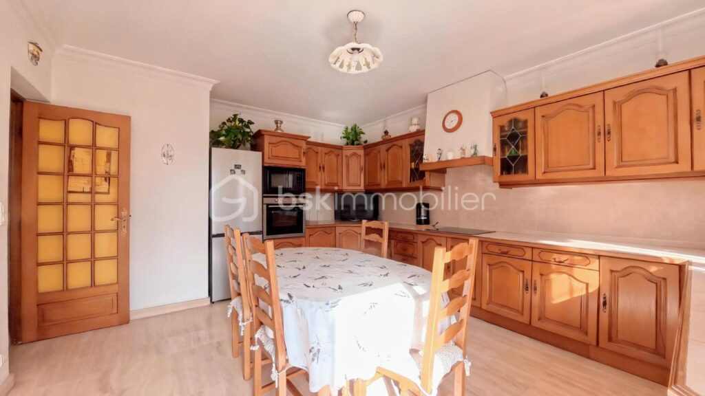 Lauris – Propriété de caractère avec vue panoramique au pied du Luberon – 8 pièces – 5 chambres – 150 m²