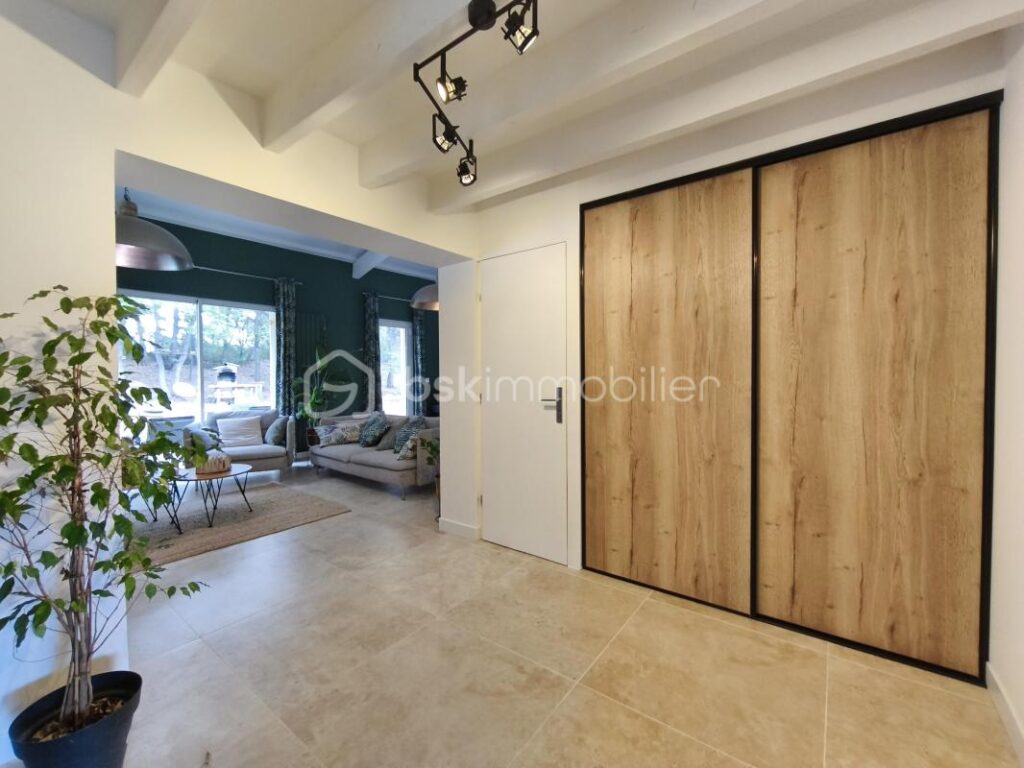 Maison 230 m² 3 appartements , 1 T4, 1 T2, 1 studio sur 3500 m² de terrain – 8 pièces – 5 chambres – 250 m²