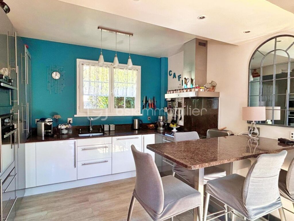 🏡 Élégance, lumière et panorama — Une maison d’exception sur les hauteurs de Jouars Pontchartrain – 8 pièces – 5 chambres – 170 m²