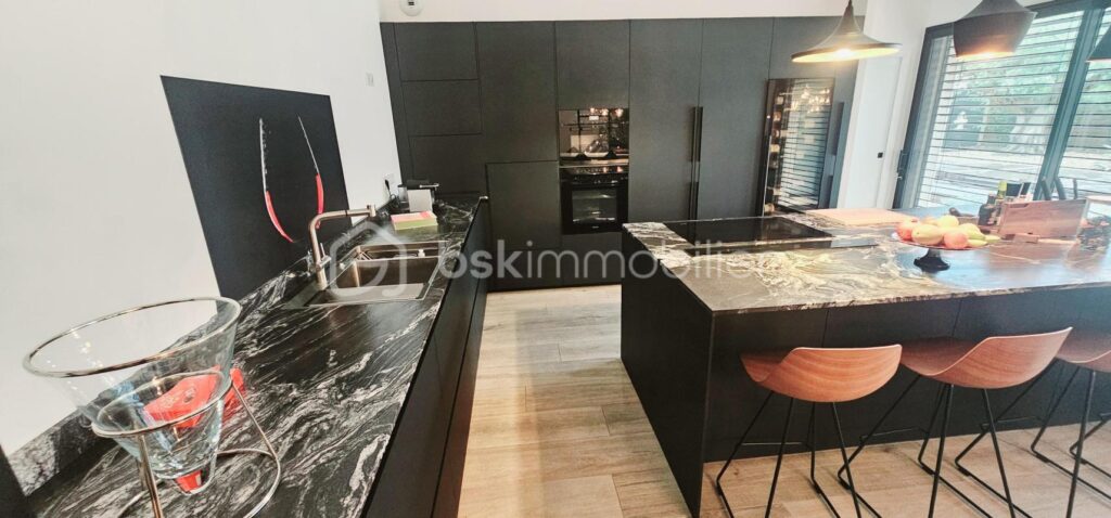 SUPERBE PROPRIETE DE 2021 AVEC SPA DE NAGE – 7 pièces – 4 chambres – 203 m²