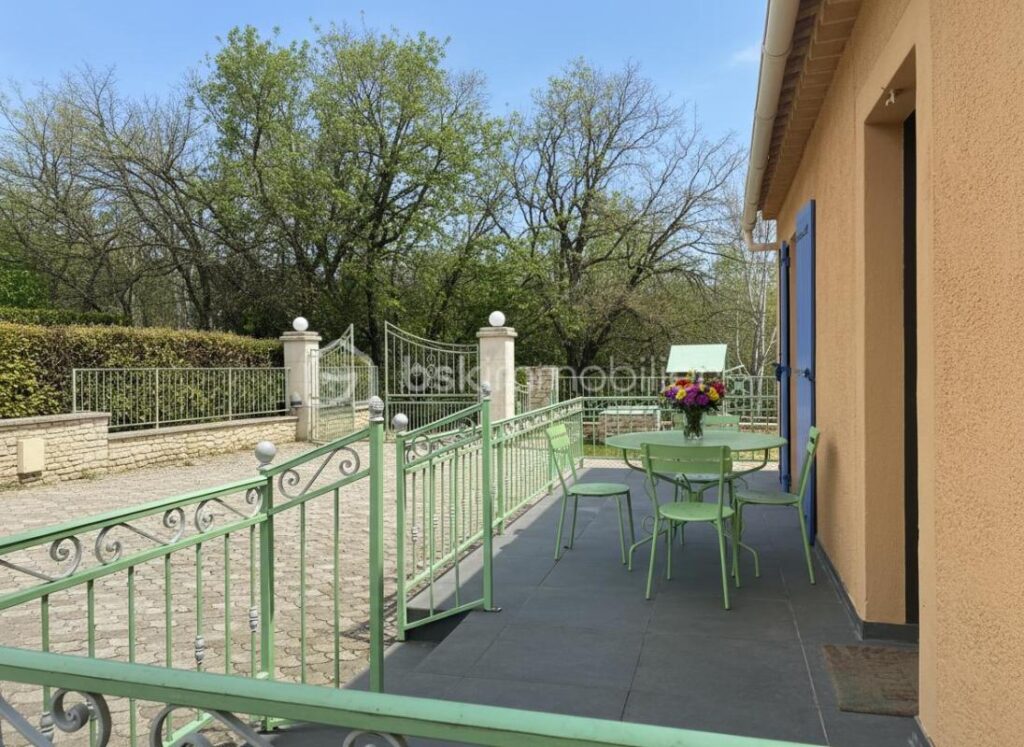 Maison de plain-pied prête à vivre avec piscine, garage et vue ouverte sur le Luberon sur terrain plat et clôturé de 1549 m² – 7 pièces – 4 chambres – 150 m²