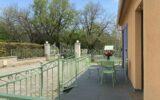 Maison de plain-pied prête à vivre avec piscine, garage et vue ouverte sur le Luberon sur terrain plat et clôturé de 1549 m² – 7 pièces – 4 chambres – 150 m²
