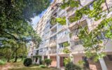 T4 Traversant 74m² à Rénover – 6e Étage – Vue Pins & aperçu Mer – Parking & Cave – 4 pièces – 3 chambres – 69 m²