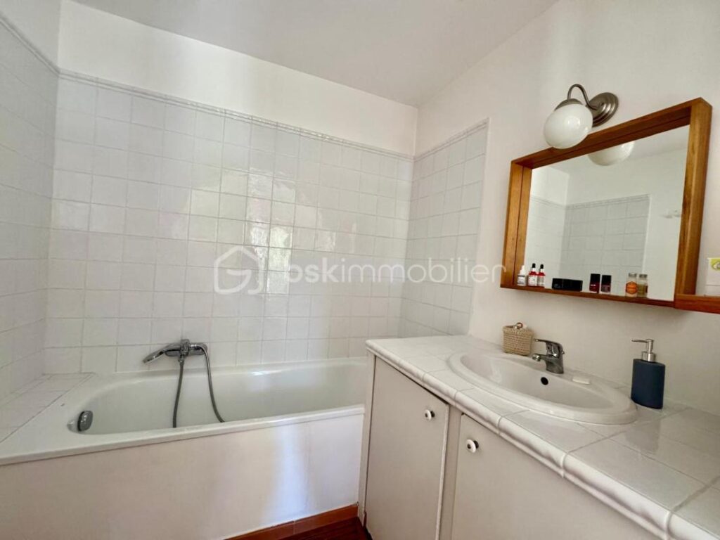 EGUILLES : Maison de ville 5 pièces avec cour – 5 pièces – 4 chambres – 100 m²