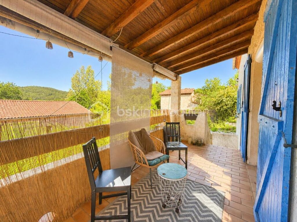 Maison familiale avec piscine et dépendance sur 1000m2 de terrain – 6 pièces – 4 chambres – 160 m²