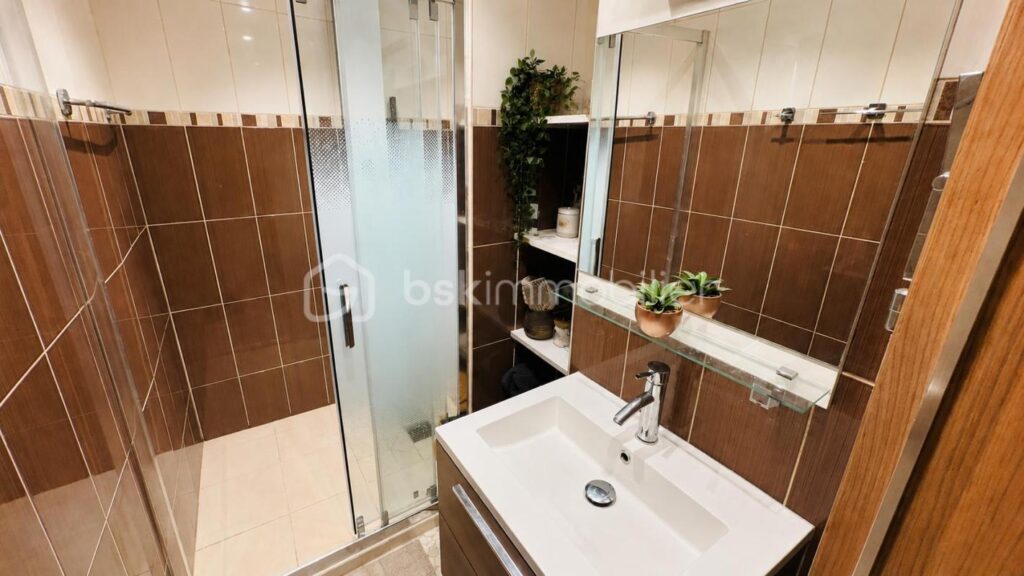 3 pièces vue dégagée cave et parking – 3 pièces – 2 chambres – 74 m²