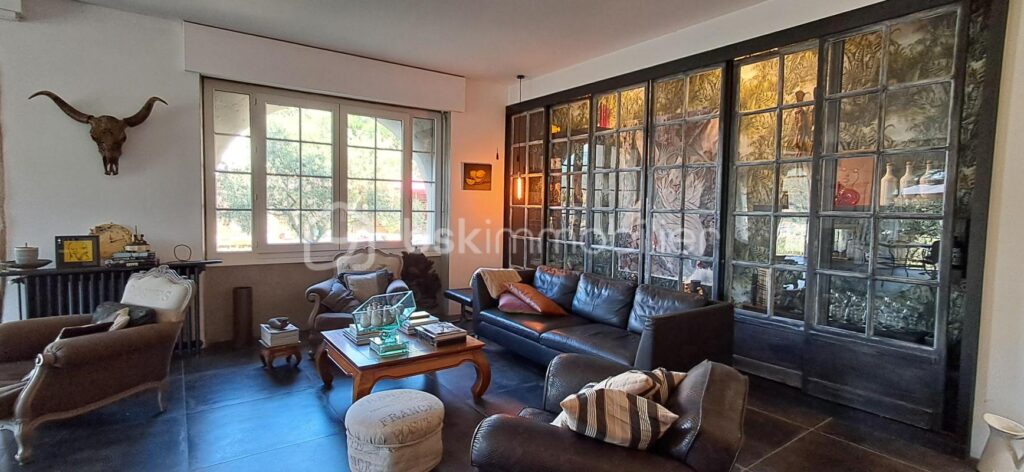 Elégante demeure de charme, aux pieds ces Cévennes, avec piscine et vue dégagée – 7 pièces – 6 chambres – 230 m²