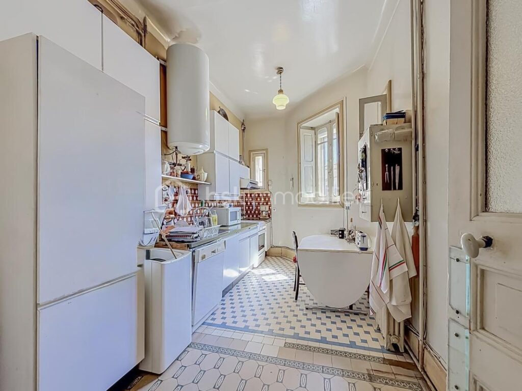 *** MAISON DE CARACTÈRE DE 230M2 AVEC CAVE ET PARKING – ARLES *** – 9 pièces – 6 chambres – 230 m²