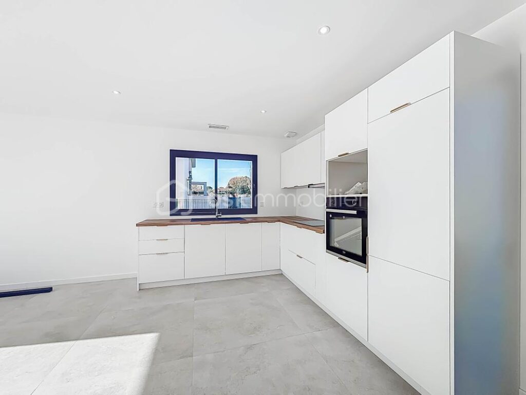*** VILLA CONTEMPORAINE DE 130M2 AVEC GARAGE ET PISCINE – ARPAILLARGUES ET AUREILLAC *** – 5 pièces – 4 chambres – 120 m²