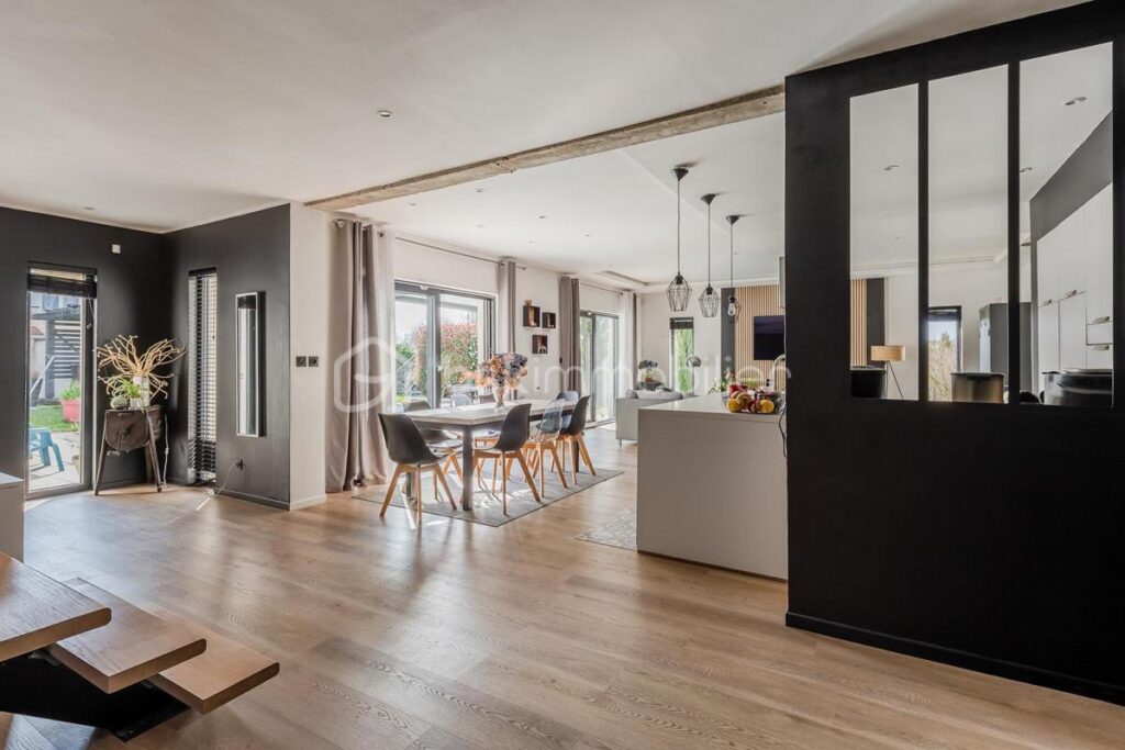 MAISON MODERNE QUASI AUTONOME AVEC PIECE DE VIE 80m2 – 5 pièces – 3 chambres – 163 m²
