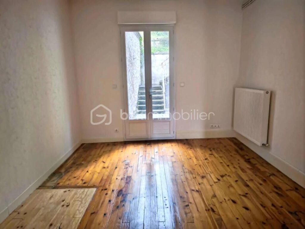 IMMEUBLE DE RAPPORT – 2 APPARTEMENTS – GARAGE – TERRAIN – NOIRÉTABLE – 6 pièces – NR chambres – 136 m²