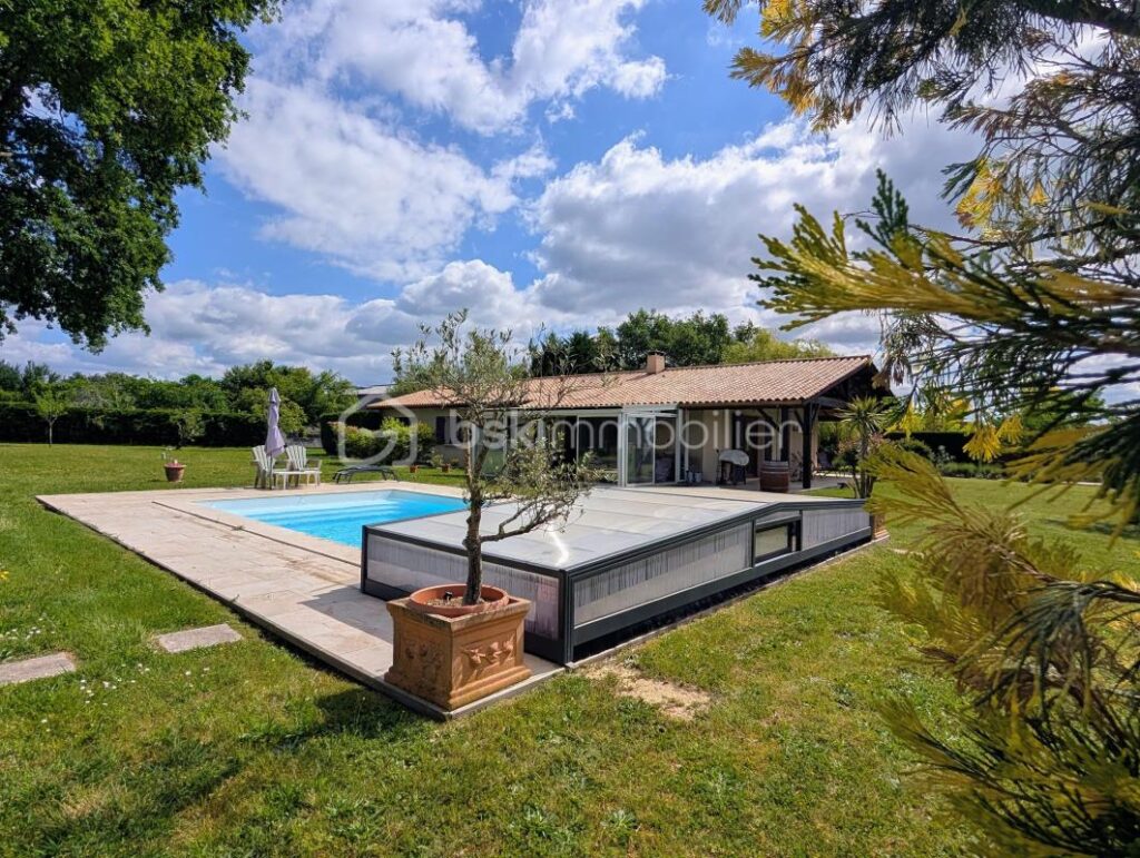 Maison traditionnelle de 151m2 avec parc arboré de 3653m2 au calme, 5 chambres, Pugnac – 7 pièces – 5 chambres – 151 m²