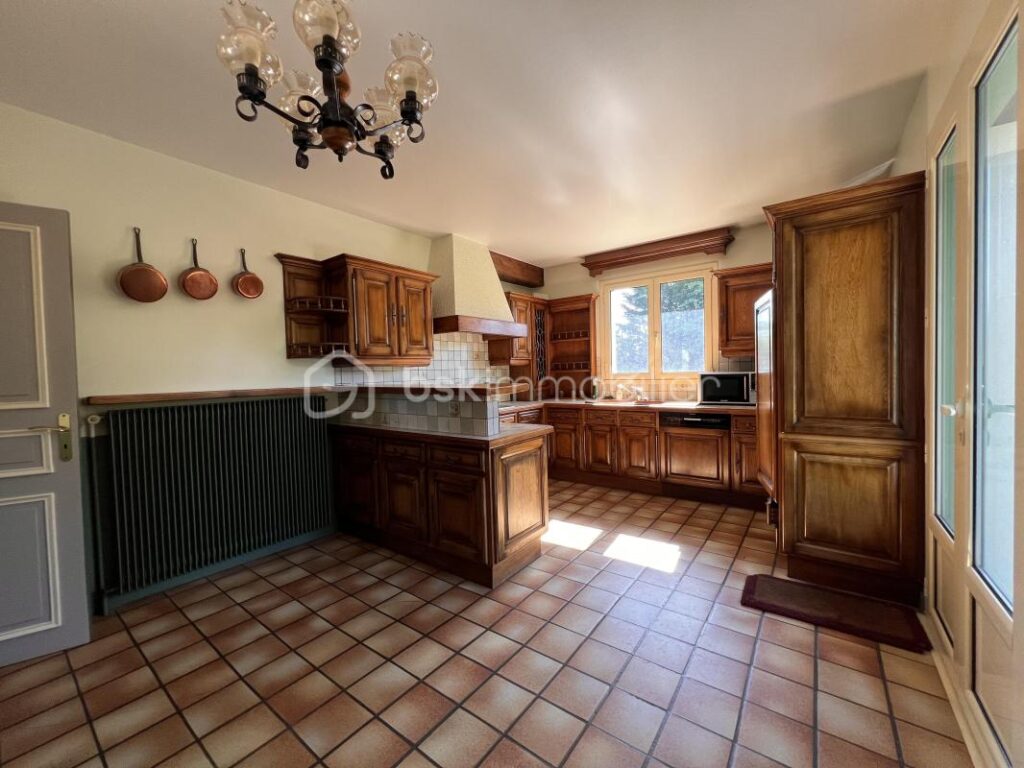 Magnifique maison 180 m2 de caractère, 5 chambres avec piscine sur terrain arboré de 6 000 m² – 7 pièces – 5 chambres – 180 m²
