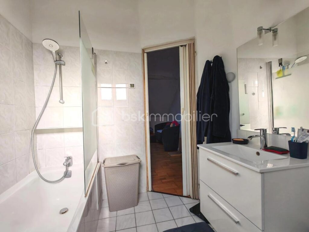 DUPLEX DE CHARME EN HYPERCENTRE – VUE TOITS & CACHET DE L’ANCIEN – 4 pièces – 2 chambres – 69 m²