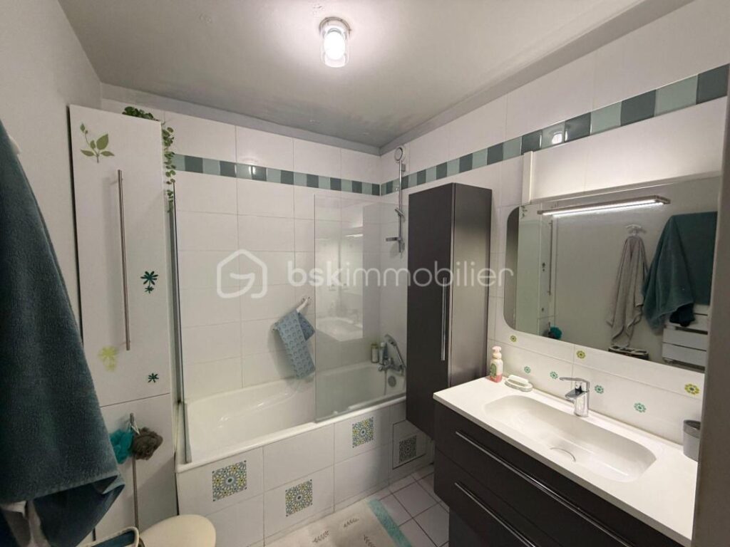 Appartement T5 lumineux avec balcon, vue dégagée, cave et double stationnement – 5 pièces – 3 chambres – 89 m²
