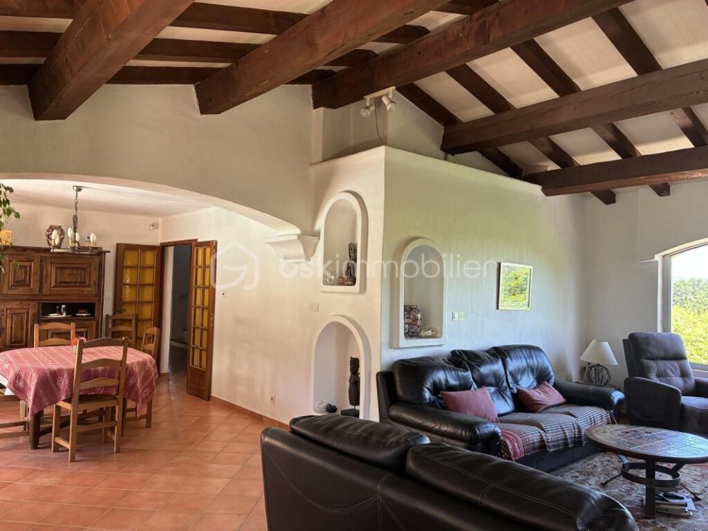 Aix-en-Provence Nord – Célony | Maison familiale avec piscine sur 3 000 m² au calme – 5 pièces – 4 chambres – 132 m²