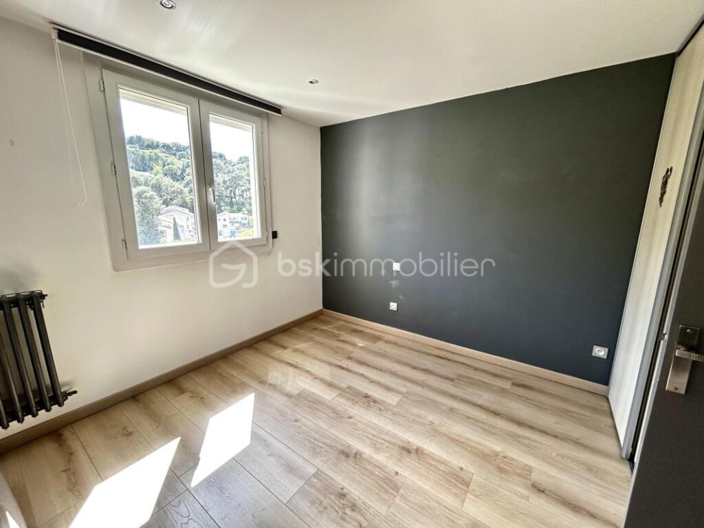 Appartement lumineux traversant entièrement rénové – Vue étang- Parking – Cave – 3 pièces – 2 chambres – 52 m²