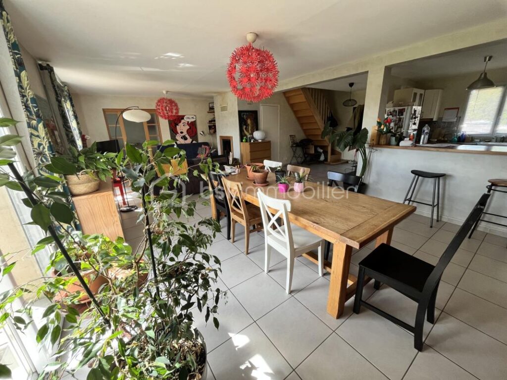 Magnifique maison familiale contemporaine en lisière de la Forêt des Bertranges avec double carport et garage – 7 pièces – 5 chambres – 180 m²