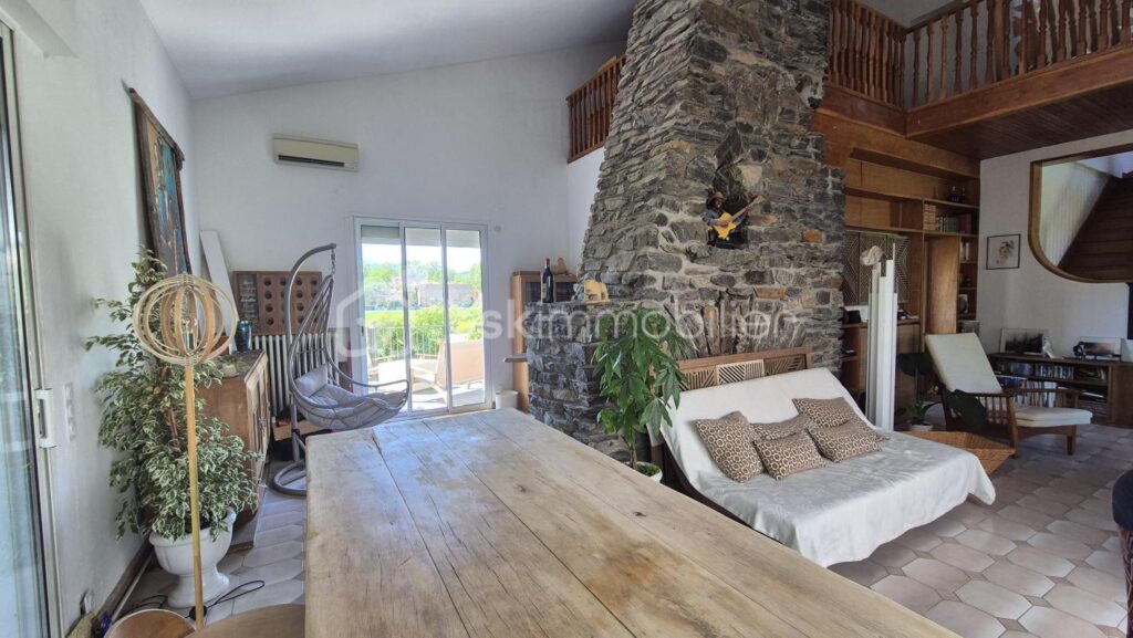 A VENDRE MAISON DE CARACTERE DE 278M² SUR TERRAIN DE 1562M² DONT UNE PARTIE CONSTRUCTIBLE A CERET – CENTRE VILLE – PROCHE DE TOUS LES COMMERCES ET DES ECOLES A PIED – AUCU VIS A VIS – PROCHE DU STADE – 11 pièces – 6 chambres – 278 m²