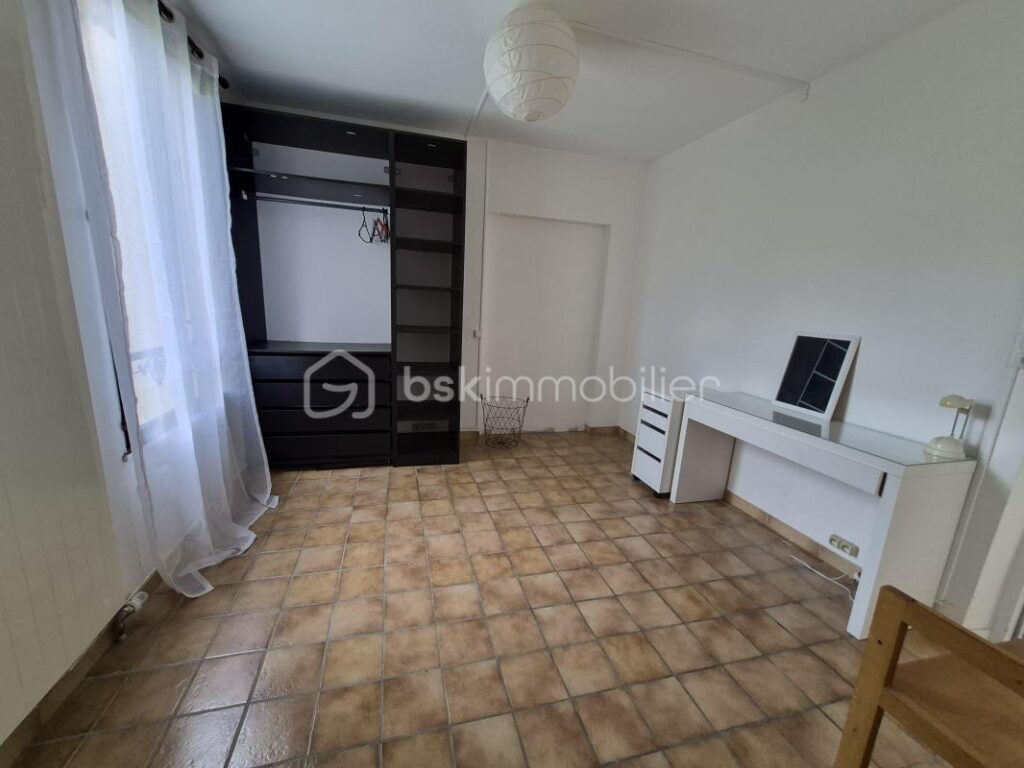 Belle maison de 113.75 m2 avec terrain, sous sol – 6 pièces – 4 chambres – 113 m²