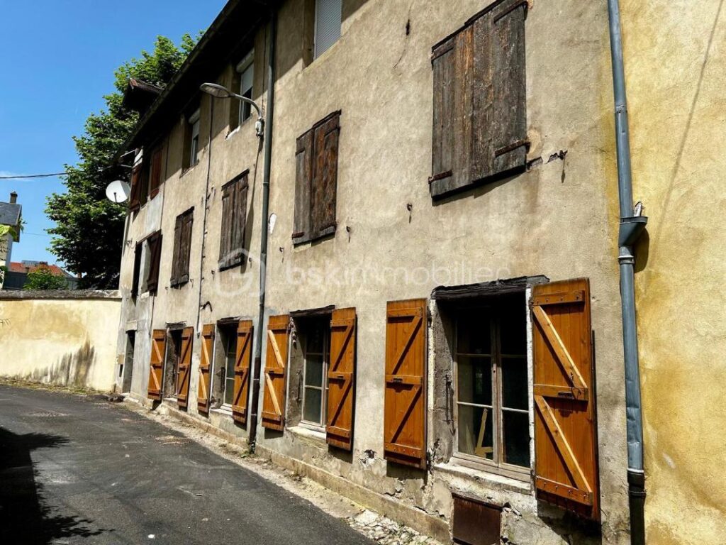 PONT-DE-BEAUVOISIN – PLATEAU 90 m² + CAVE 55 m² | FORT POTENTIEL – 1 pièce – NR chambres – 90 m²