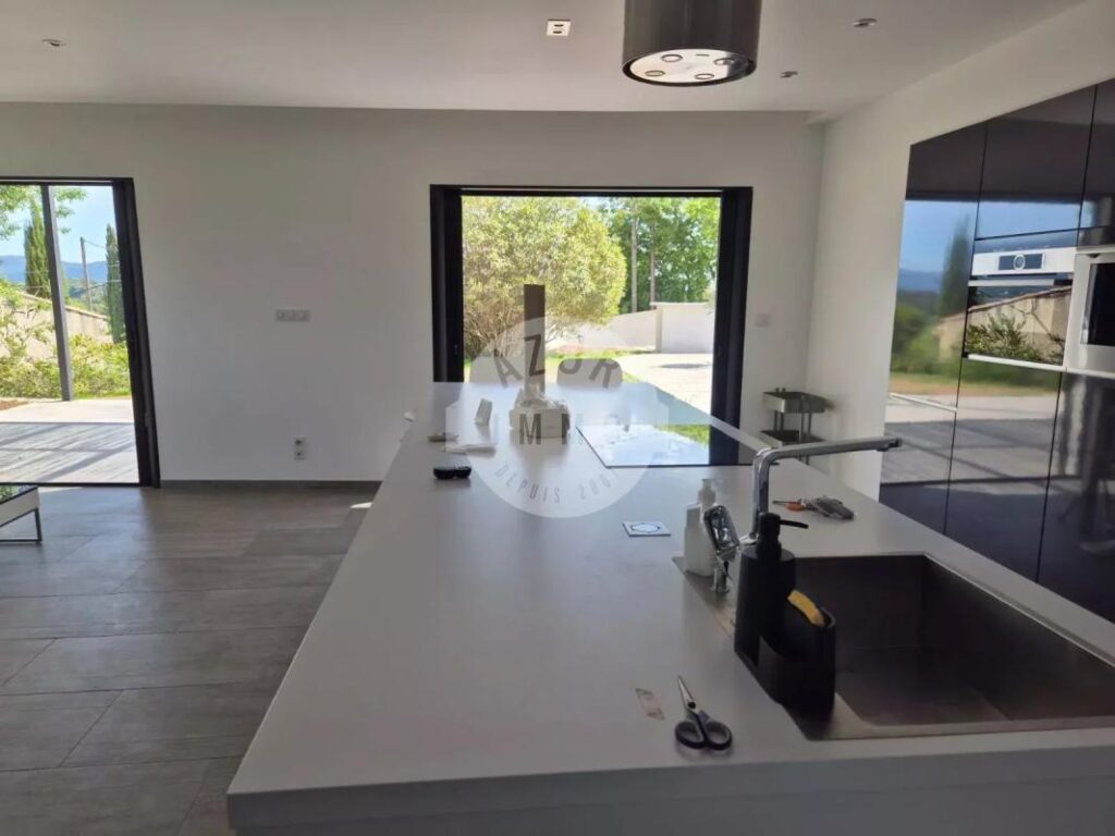 LOCATION – Villa Lascours 135m² sur 2200m² de terrain avec piscine et garage – 4 pièces – 3 chambres – 135 m²