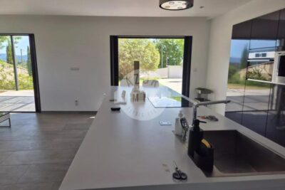 LOCATION – Villa Lascours 135m² sur 2200m² de terrain avec piscine et garage – 4 pièces – 3 chambres – 135 m²