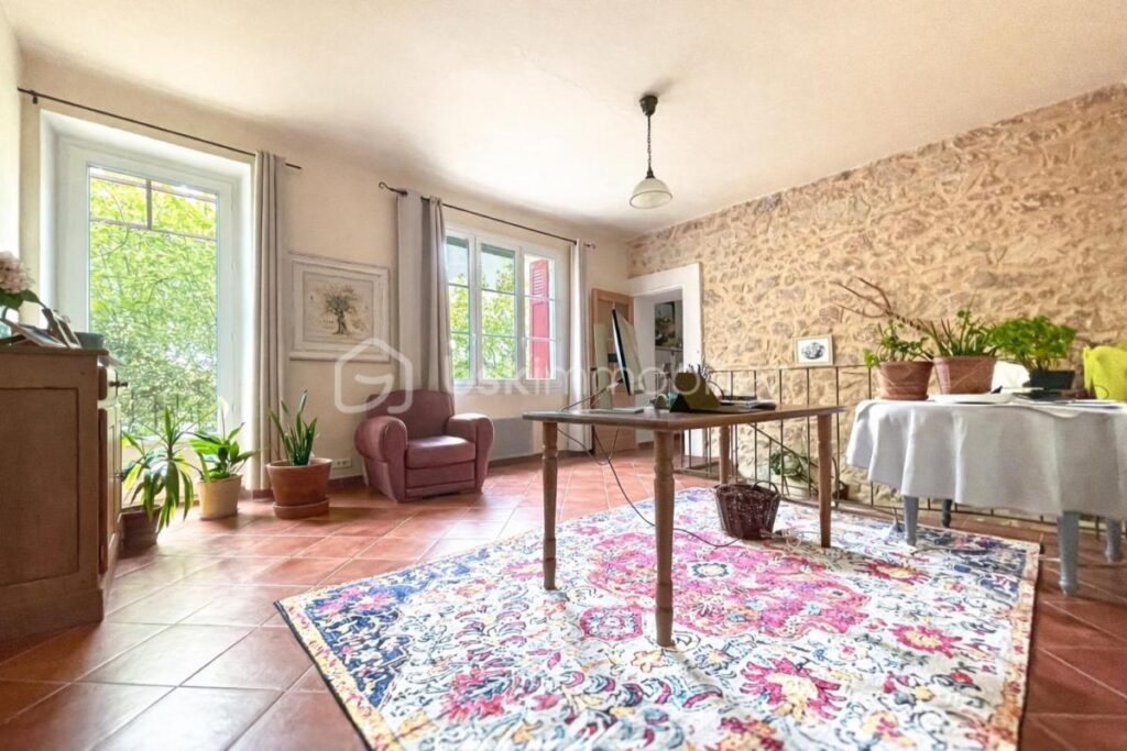 Mas de caractère de 250m2 – 6ch – sur 10000m2 au calme absolu – Cadre provençal d’exception à proximité du Golf de Pont Royal – 7 pièces – 6 chambres – 226 m²