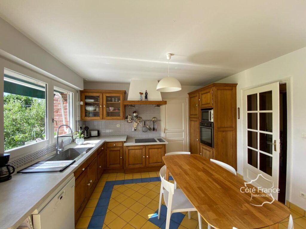 Villa dans un parc paysagé – 7 pièces – 5 chambres – 180 m²