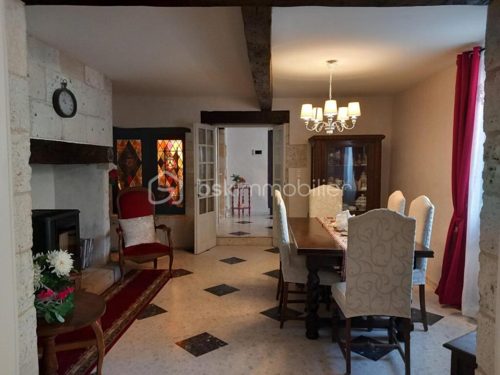 PROPRIETE DE VILLAGE EN PIERRE – PROCHE NERAC- 3 CHAMBRES- MEZZANINE- JARDIN- CLOITRE – 5 pièces – 3 chambres – 181 m²