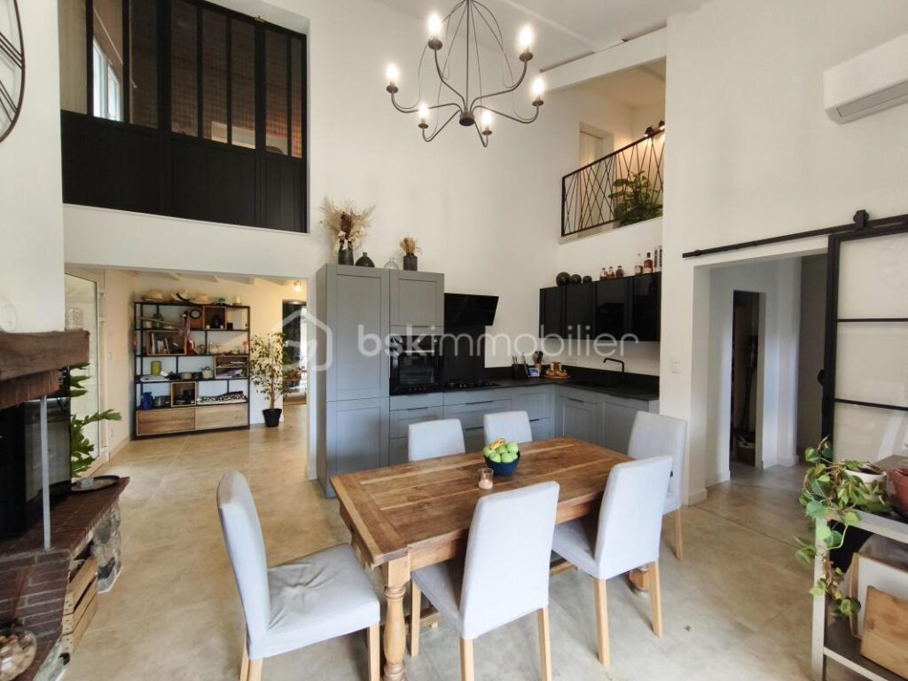 Maison 230 m² 3 appartements , 1 T4, 1 T2, 1 studio sur 3500 m² de terrain – 8 pièces – 5 chambres – 250 m²