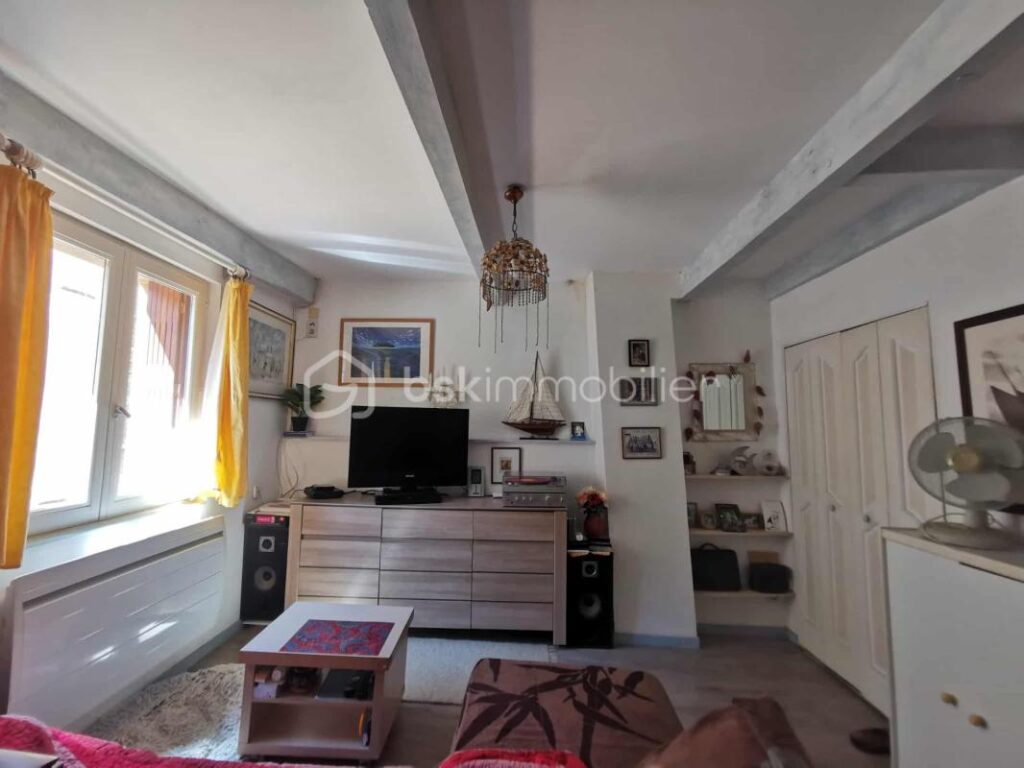 THOARD – Maison de village avec vue imprenable et fort potentiel locatif – 8 pièces – 5 chambres – 150 m²
