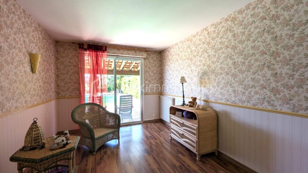 Maison familiale sans vis-à-vis avec piscine sur 2 000 m² de terrain – 6 pièces – 5 chambres – 160 m²