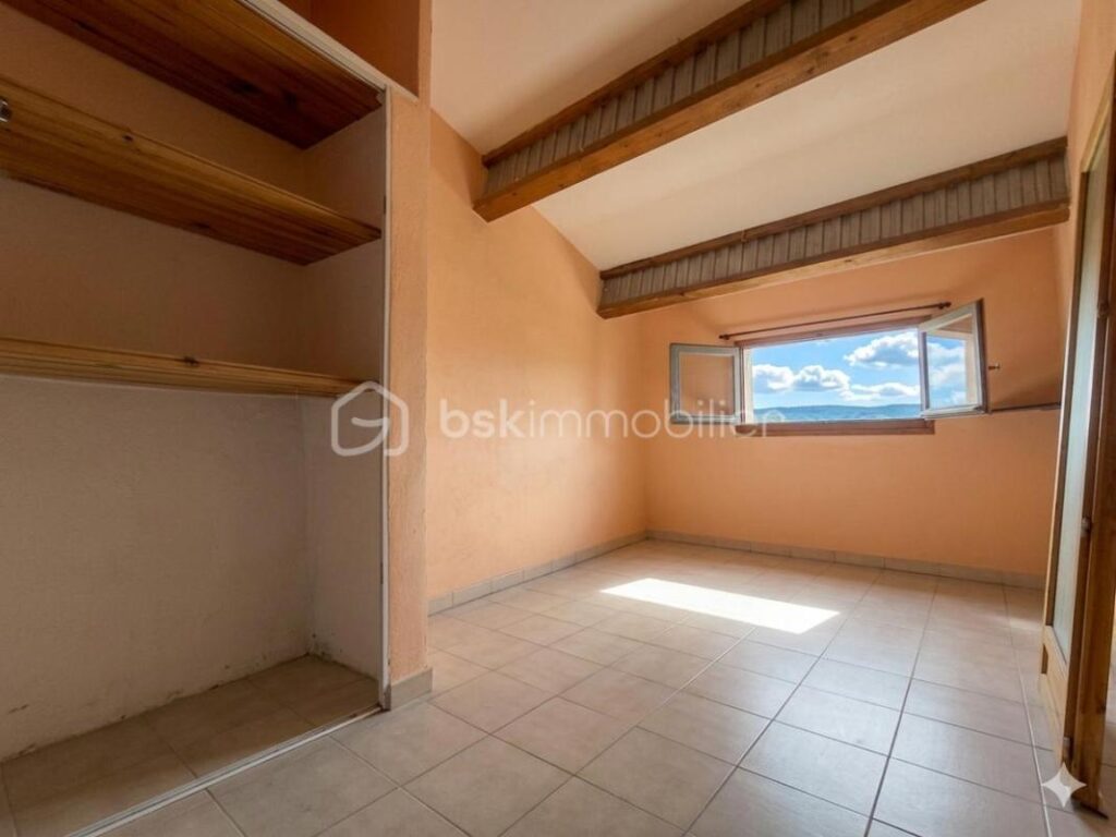 🏡 **Maison de village pleine de charme au cœur de Sault – 156 m² env. avec fort potentiel !** 🏡 – 6 pièces – 5 chambres – 156 m²