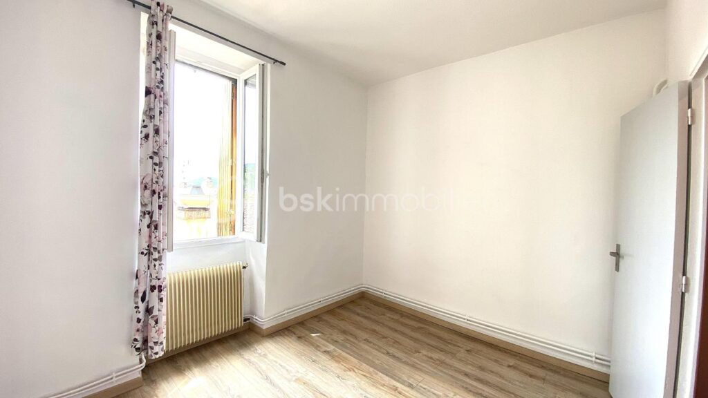 Appartement T4 rénové – 78 m² – Dernier étage – Proximité immédiate centre-ville Saint-Affrique – 4 pièces – 3 chambres – 78 m²