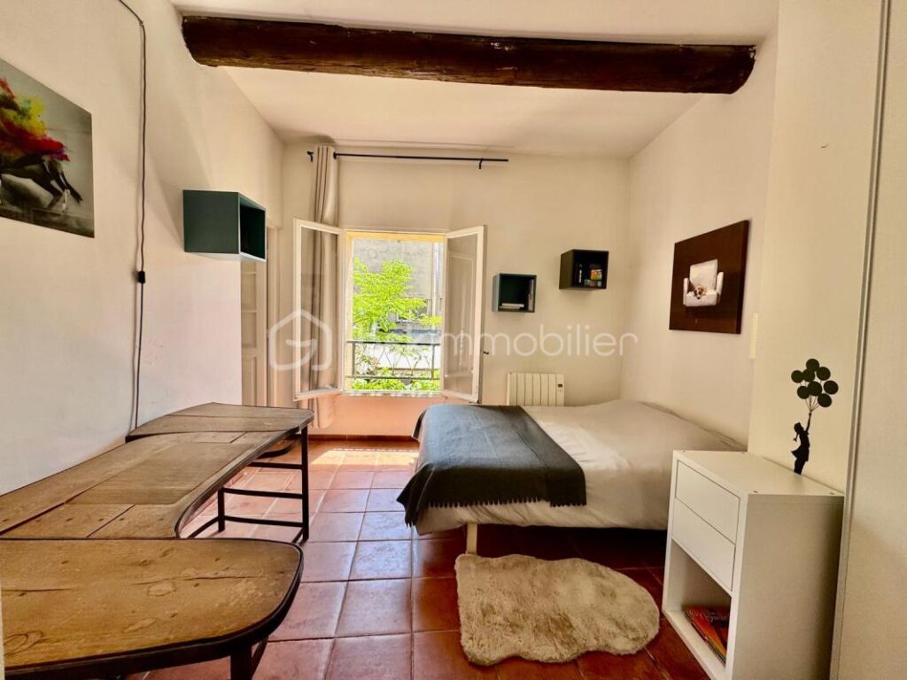 EGUILLES : Maison de ville 5 pièces avec cour – 5 pièces – 4 chambres – 100 m²